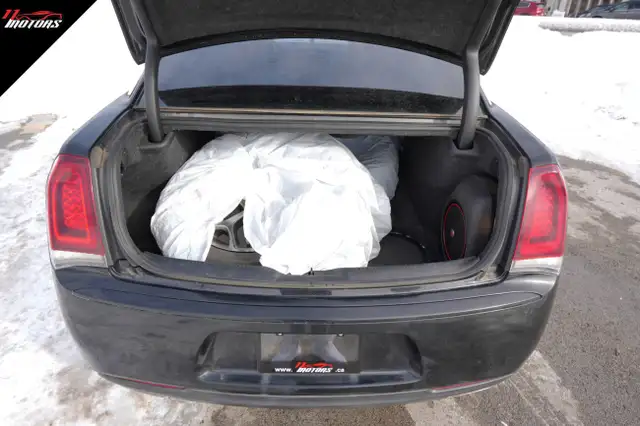 2016 Chrysler 300 4dr Sdn 300S RWD | LOADED | NO ACCIDENTS - Photo 5