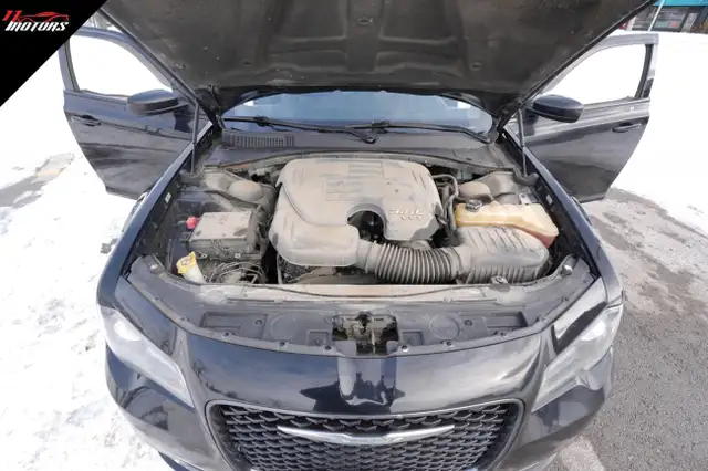 2016 Chrysler 300 4dr Sdn 300S RWD | LOADED | NO ACCIDENTS - Photo 9