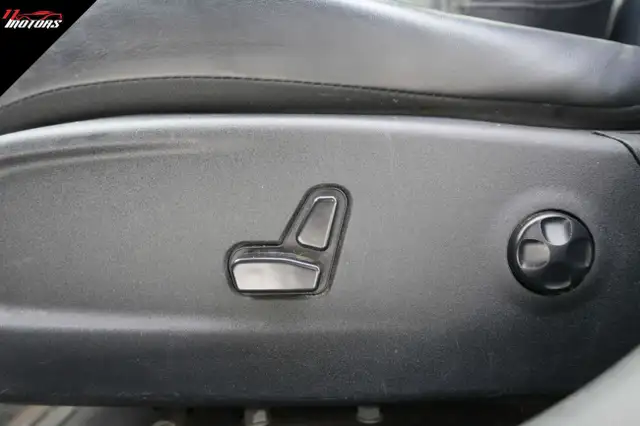 2016 Chrysler 300 4dr Sdn 300S RWD | LOADED | NO ACCIDENTS - Photo 16