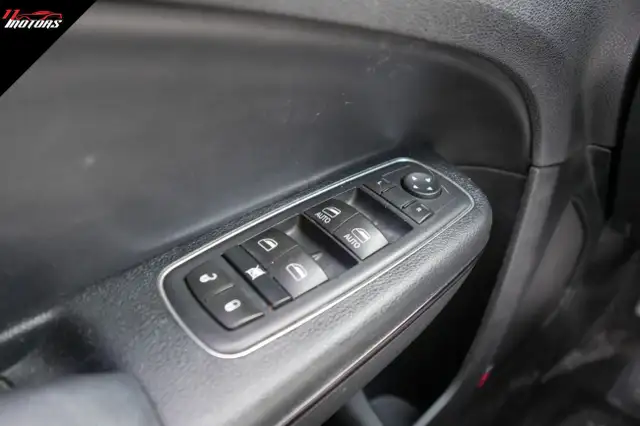 2016 Chrysler 300 4dr Sdn 300S RWD | LOADED | NO ACCIDENTS - Photo 17