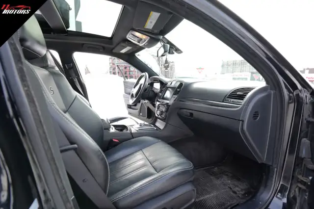 2016 Chrysler 300 4dr Sdn 300S RWD | LOADED | NO ACCIDENTS - Photo 18