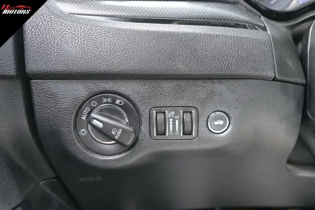 2016 Chrysler 300 4dr Sdn 300S RWD | LOADED | NO ACCIDENTS - Photo 26