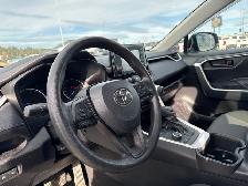 2022 Toyota RAV4 Hybrid LE LOW MILEAGE / HYBRID / AWD / REAR CAM - Photo 9