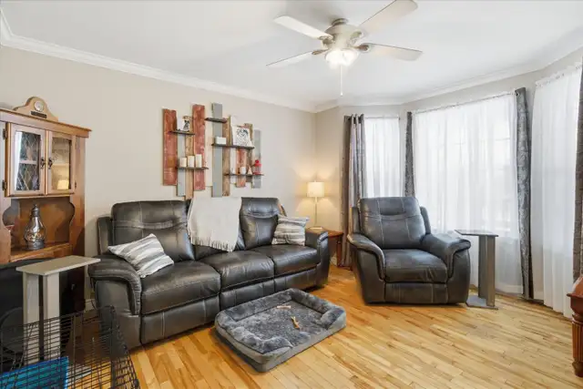 Beautiful 3 Bed, 1.5 Bath Bungalow with 2 Garages in Sunny CBS! - Photo 2