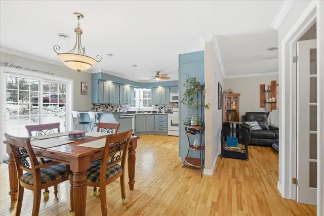 Beautiful 3 Bed, 1.5 Bath Bungalow with 2 Garages in Sunny CBS! - Photo 3