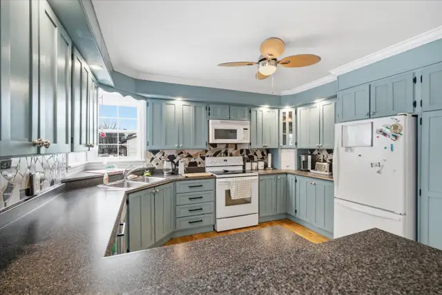 Beautiful 3 Bed, 1.5 Bath Bungalow with 2 Garages in Sunny CBS! - Photo 4