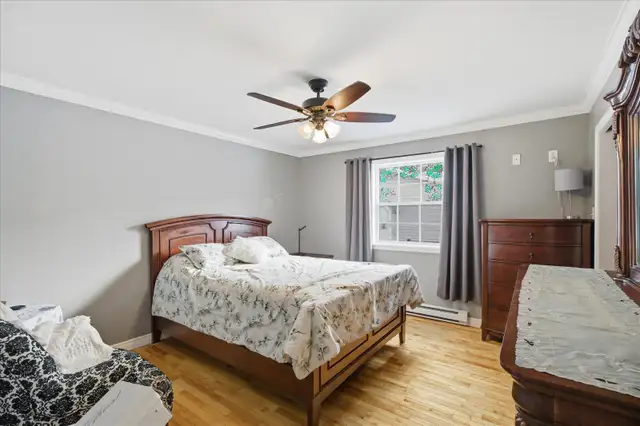 Beautiful 3 Bed, 1.5 Bath Bungalow with 2 Garages in Sunny CBS! - Photo 5