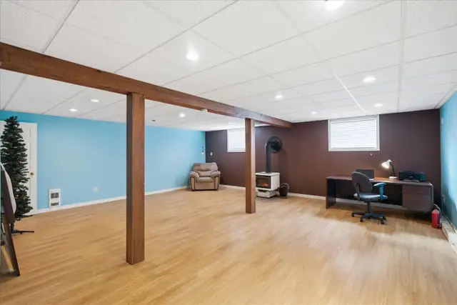 Beautiful 3 Bed, 1.5 Bath Bungalow with 2 Garages in Sunny CBS! - Photo 8