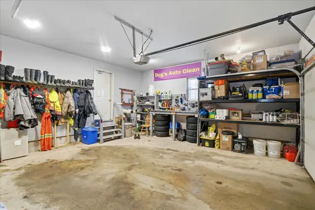 Beautiful 3 Bed, 1.5 Bath Bungalow with 2 Garages in Sunny CBS! - Photo 9