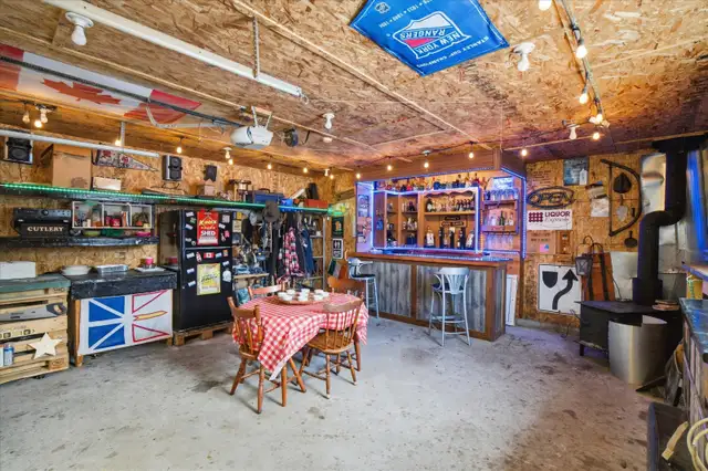 Beautiful 3 Bed, 1.5 Bath Bungalow with 2 Garages in Sunny CBS! - Photo 10