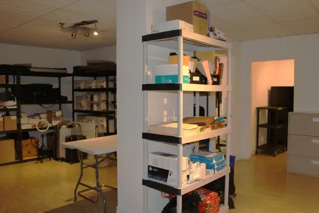 Nouveau local spacieux à louer au cœur de la Plaza Saint-Hubert - Photo 2