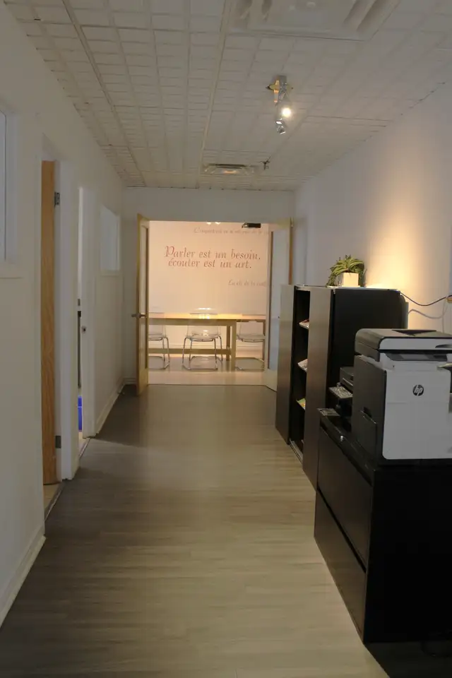 Nouveau local spacieux à louer au cœur de la Plaza Saint-Hubert - Photo 7