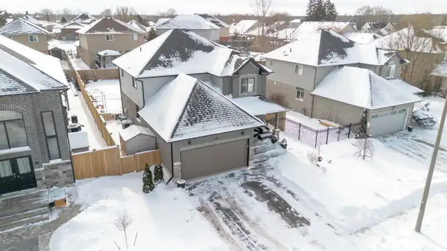 Beautiful Detached 4 Bed in Cayuga, with a pool! - Photo 2