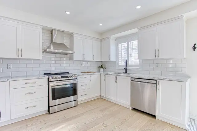 Beautiful Detached 4 Bed in Cayuga, with a pool! - Photo 4