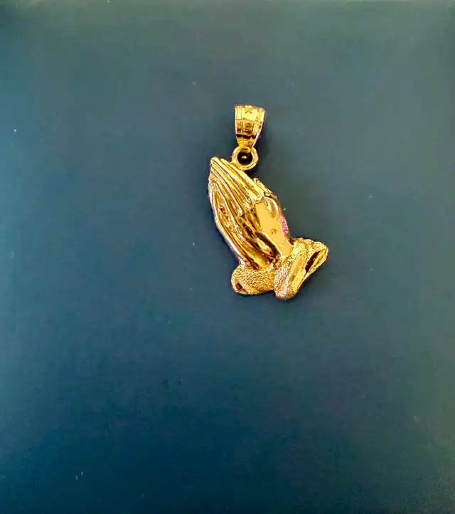 10K Gold Praying Hands Pendant