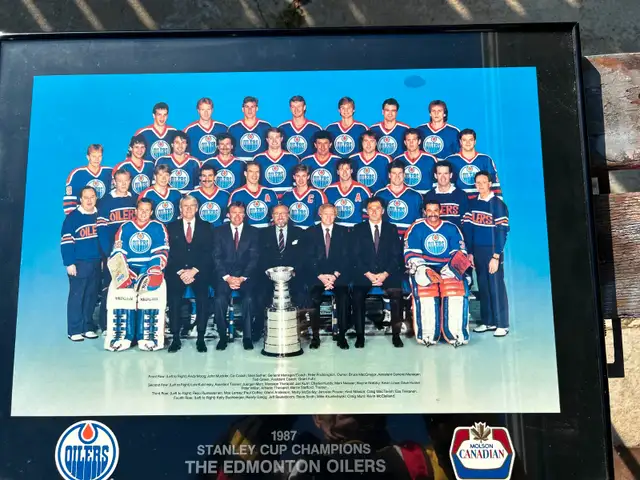 18X24 OILERS FRAMED PICTURE OF 1987 STANLEY CUP CHAMPS