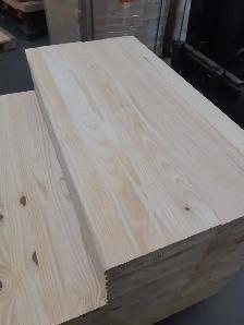 Marche et contre marche en pin chilien