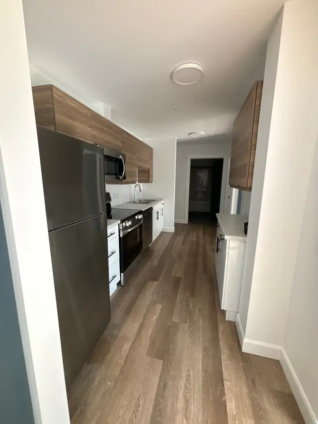 Stylish 2-Bed in East City – Parking   Utilities Included! - Photo 3