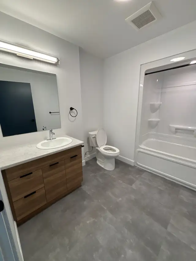 Stylish 2-Bed in East City – Parking   Utilities Included! - Photo 4