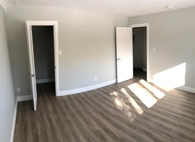 Extensively Renovated 4 Bedroom Unit! Prime Student Location! - Photo 7