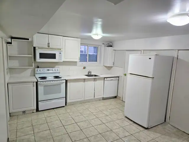 ALL INCLUSIVE CLEAN/QUIET 2 BED APT. COUPLE OR SINGLE