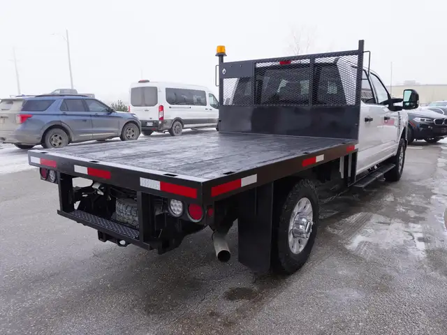 2023 Ford F-350 XLT 4WD Crew Cab 8' Box | SUPER CLEAN AND POWERF - Photo 12