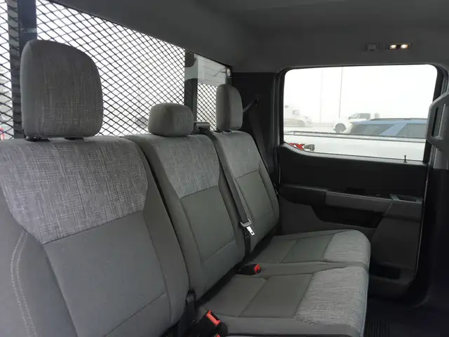2023 Ford F-350 XLT 4WD Crew Cab 8' Box | SUPER CLEAN AND POWERF - Photo 39