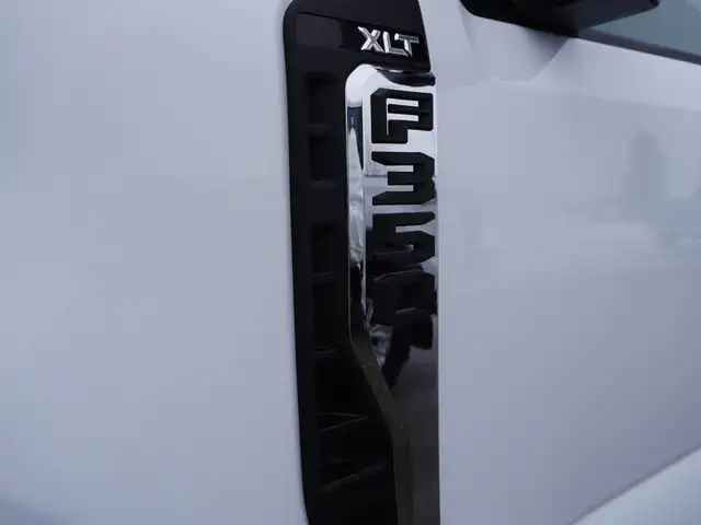 2023 Ford F-350 XLT 4WD Crew Cab 8' Box | SUPER CLEAN AND POWERF - Photo 43