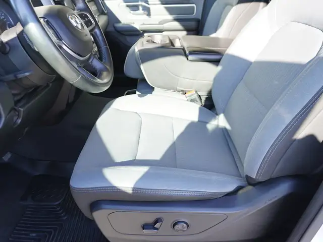 2019 Ram 1500 Big Horn 4x4 Quad Cab 6'4 Box LOADED, VERY CLEAN! - Photo 23