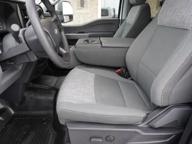 2023 Ford Super Duty F-550 DRW XLT 4WD VERY LOW KMS STILL AS NEW - Photo 24