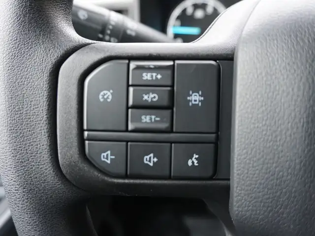 2023 Ford Super Duty F-550 DRW XLT 4WD VERY LOW KMS STILL AS NEW - Photo 27