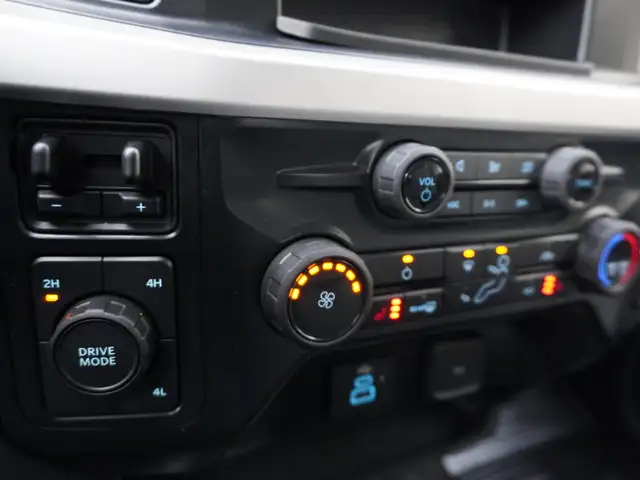 2023 Ford Super Duty F-550 DRW XLT 4WD VERY LOW KMS STILL AS NEW - Photo 32