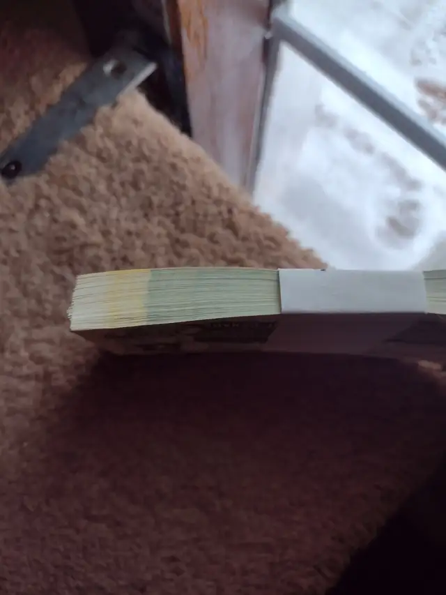 1973 Canadian $1.00 bills full block of 100 all UNC. Sequential - Photo 2