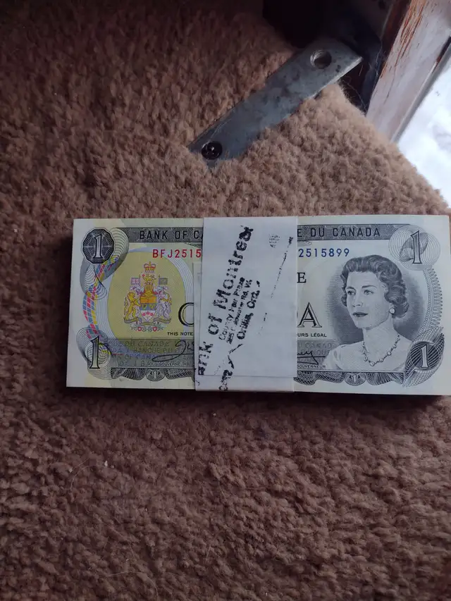 1973 Canadian $1.00 bills full block of 100 all UNC. Sequential - Photo 3