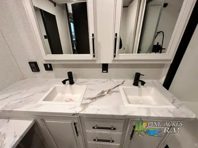 2025 Keystone RV Retreat 391HBDL 5.99% - Photo 37