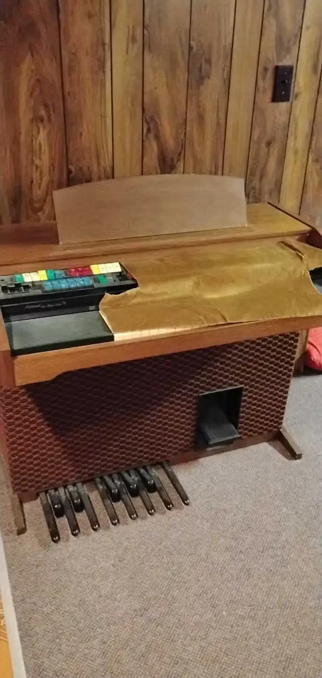 FREE Lowrey Electronic Organ with Dual Manuals