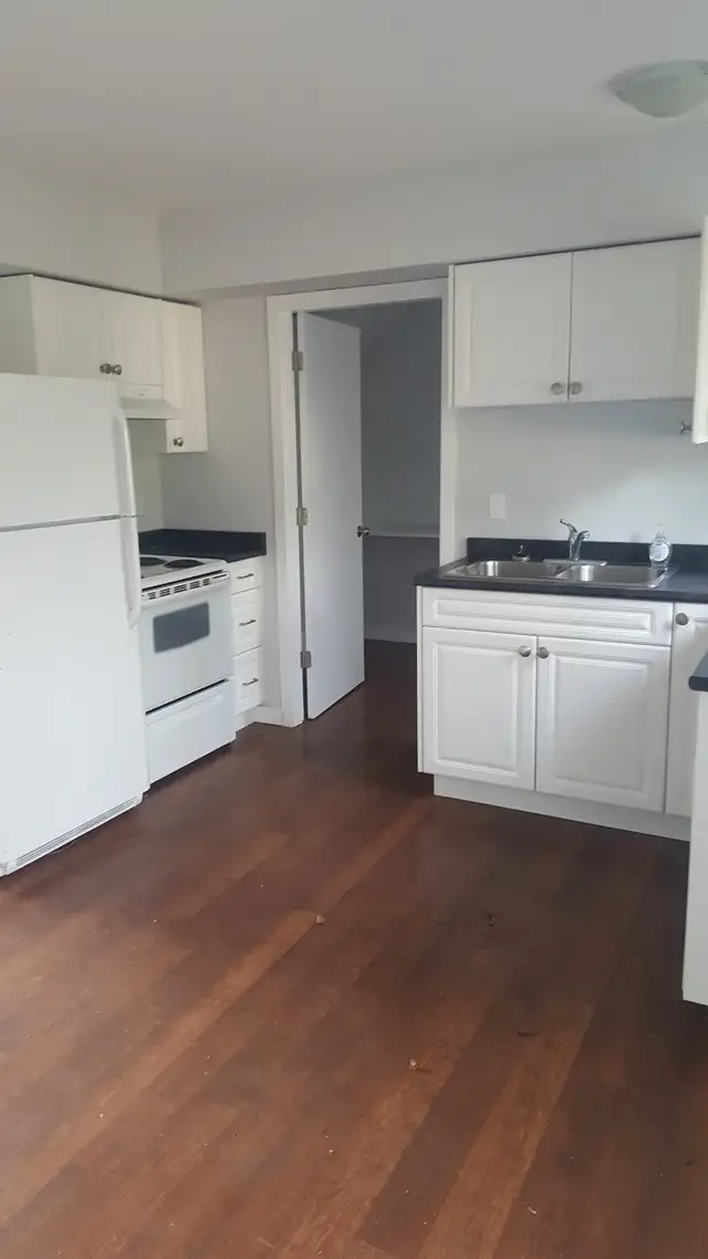 2 Bedroom, 1.5 Bathroom Duplex Available April 1st. $1700 - Photo 2