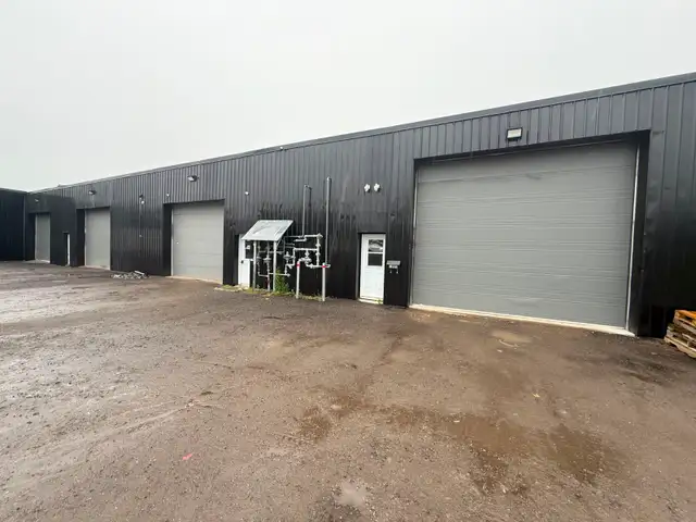 ESPACE INDUSTRIEL / ENTREPÔT À LOUER – TROIS-RIVIÈRES – - Photo 2