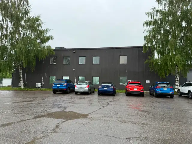 ESPACE INDUSTRIEL / ENTREPÔT À LOUER – TROIS-RIVIÈRES – - Photo 8