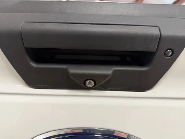 2018 Ford F 150 XLT / 4x4 / Crew Cab / r-Cam / Sync / Pro BackUp - Photo 6