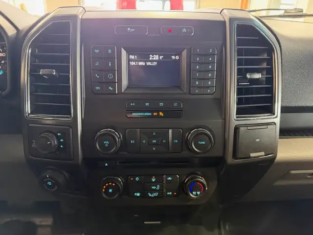 2018 Ford F 150 XLT / 4x4 / Crew Cab / r-Cam / Sync / Pro BackUp - Photo 16