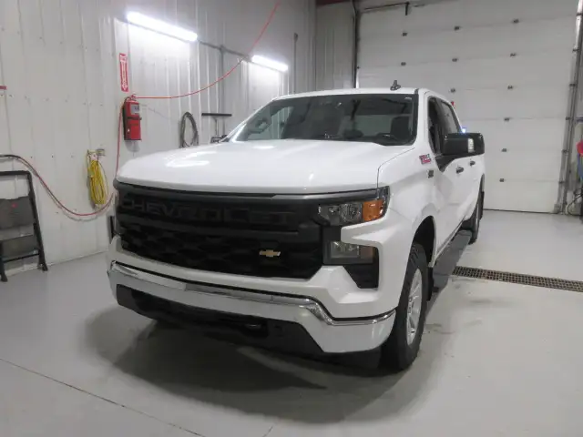2023 Chevrolet Silverado 1500 Z71 V8 4X4 Crew Cab 6'6 Box - Photo 2