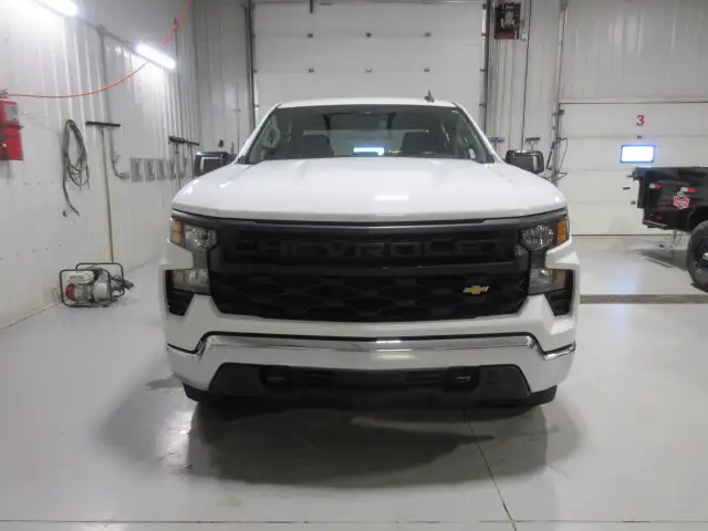 2023 Chevrolet Silverado 1500 Z71 V8 4X4 Crew Cab 6'6 Box - Photo 3