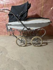 Antique Baby Carriage - Photo 4