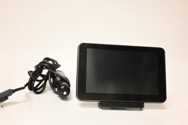 GPS Magellan PE30 Smart GPS Dash Mount with Car Charger USED