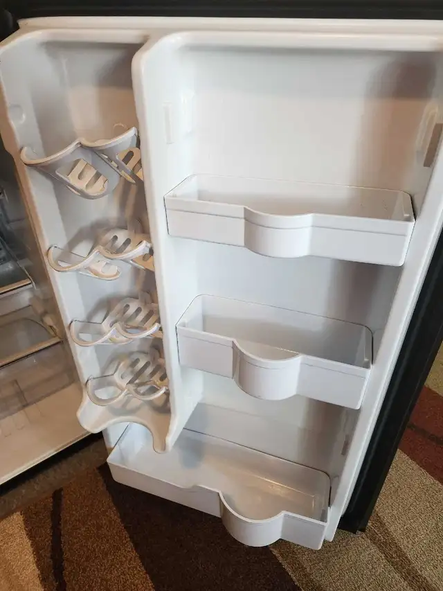 EXTRA LARGE 4.4 CFT FRIDGE BOWMANVILLE - Photo 4