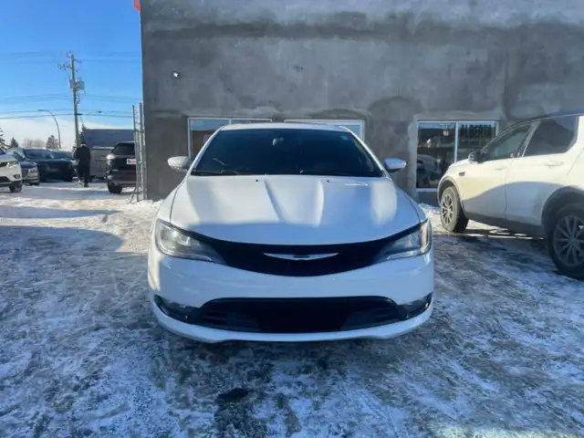 2015 Chrysler 200 S - Photo 2