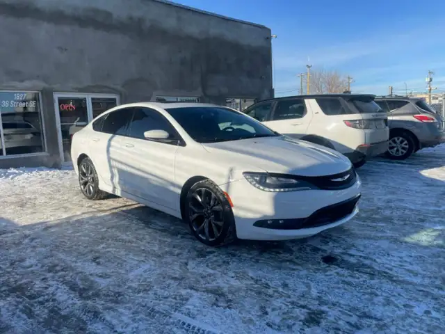 2015 Chrysler 200 S - Photo 3