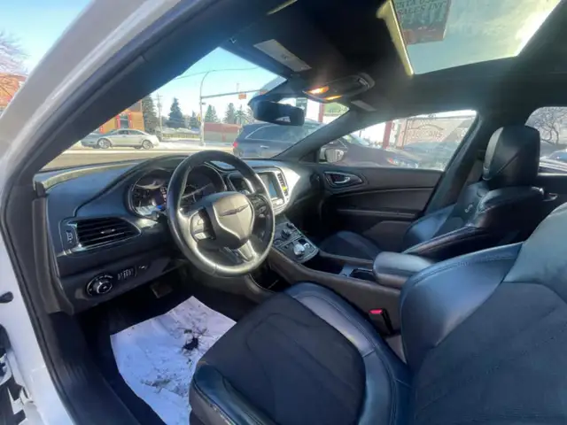 2015 Chrysler 200 S - Photo 8