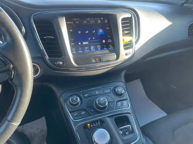 2015 Chrysler 200 S - Photo 11